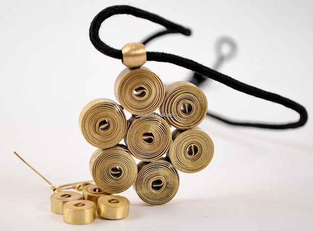 Jewelry in metal inspired by quilling